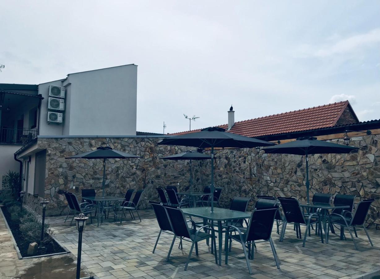 Hotel Café de la Crème Kuzelov Esterno foto